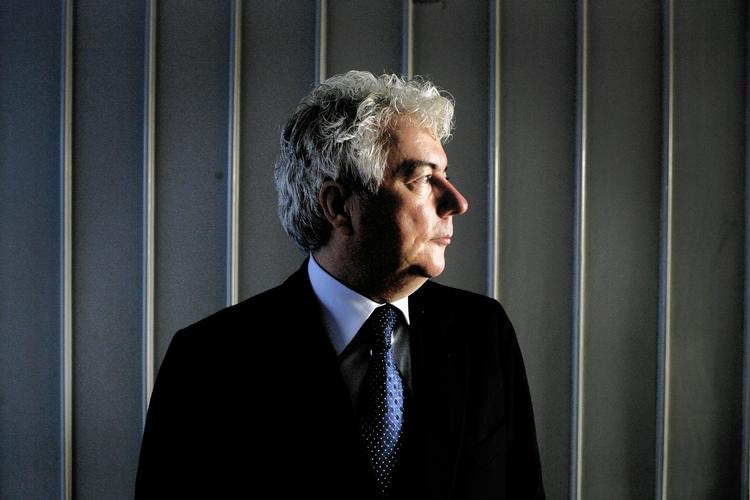 Valget. Anden del af Ken Folletts 1900-tals trilogi handler om, at det ikke er længe siden, at det kunne koste dyrt at gå ind for demokrati og frihed. 