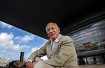 Hæder. Henning Larsen (her foran Operaen) er første danske modtager af den prestigefyldte pris. 