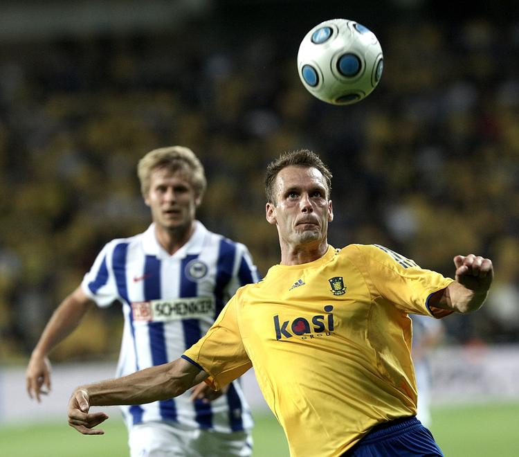 pengekrav. Thomas Rasmussen (th) er en af de tre tidligere Brøndby-spillere, der skal have et større beløb i feriepenge udbetalt af klubben. 