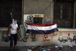Kairo. En egyptisk demonstrant står ved siden af det egyptiske flag. 