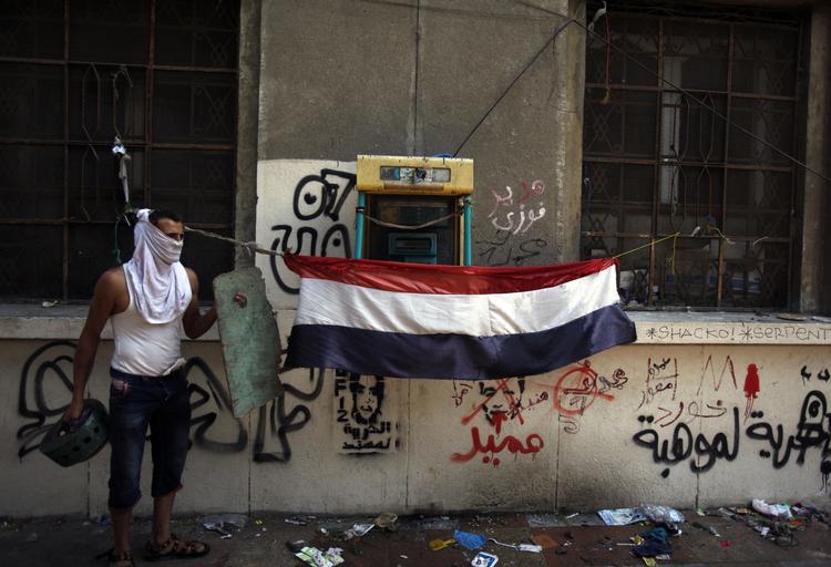 Kairo. En egyptisk demonstrant står ved siden af det egyptiske flag. 