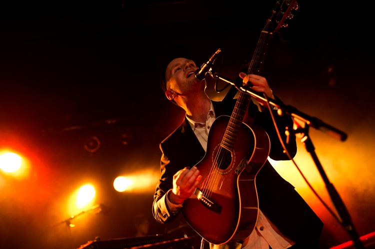 Love. Der er skrevet mange sange om kærligheden. Og dens slutning. Men de færreste er lige så gode som Jens Lekmans, hvilket han både demonstrerer live i Lille Vega og på sit nye album. 