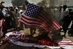 vrede. Indiske muslimer brænder amerikanske flag i byen Hyderabad. 