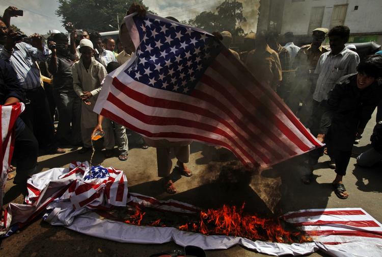 vrede. Indiske muslimer brænder amerikanske flag i byen Hyderabad. 