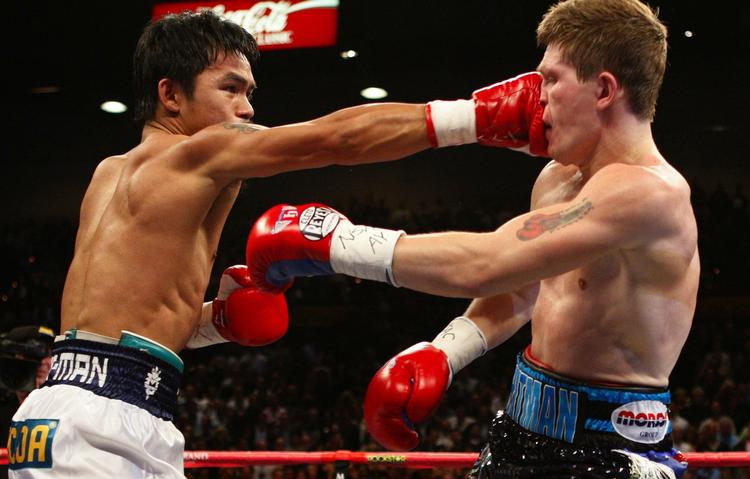 udbokset. Manny Pacquiao (tv) rammer Ricky Hatton under kampen mellem de to boksere i maj 2009. 