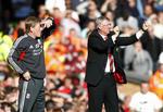 ærkefjender. Under sidste sæsons opgør på Anfield stod United-træner Alex Ferguson (th) over for Liverpool-træner Kenny Dalglish, som siden er blevet fyret efter en skidt sæson for Liverpool. 