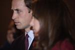 Skuffede. Prins William og hertuginde Kate mener, de er blevet udsat for en så grov krænkelse af privatlivets fred, at det minder om paparazziernes jagt på afdøde prinsesse Diana. 