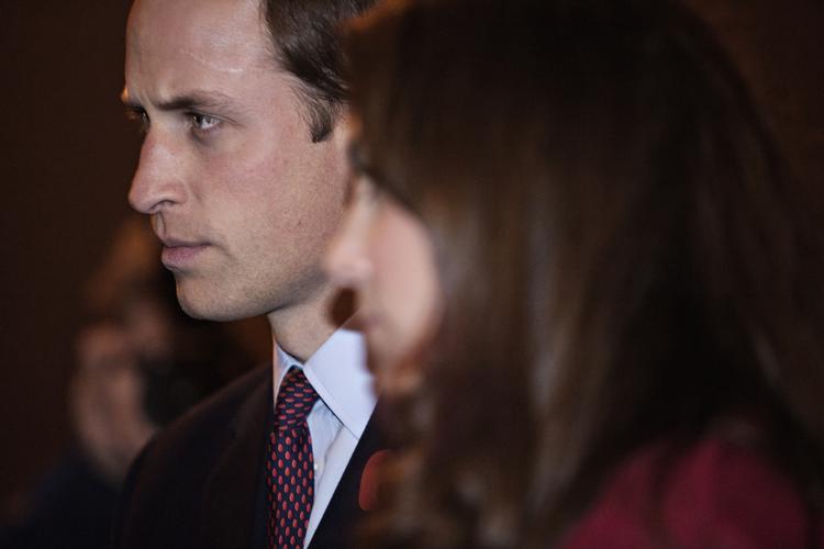Skuffede. Prins William og hertuginde Kate mener, de er blevet udsat for en så grov krænkelse af privatlivets fred, at det minder om paparazziernes jagt på afdøde prinsesse Diana. 