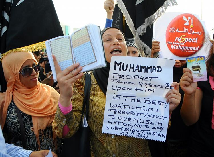 MUHAMMEDFILM. Den populære hjemmeside Youtube afviser at fjerne den anti-muslimske film, der i øjeblikket afføder protester i flere muslimske lande - her i Tunesien, hvor op mod 300 demonstranter afbrændte amerikanske flag og forsøgte at komme ind på USAs ambassade onsdag. 