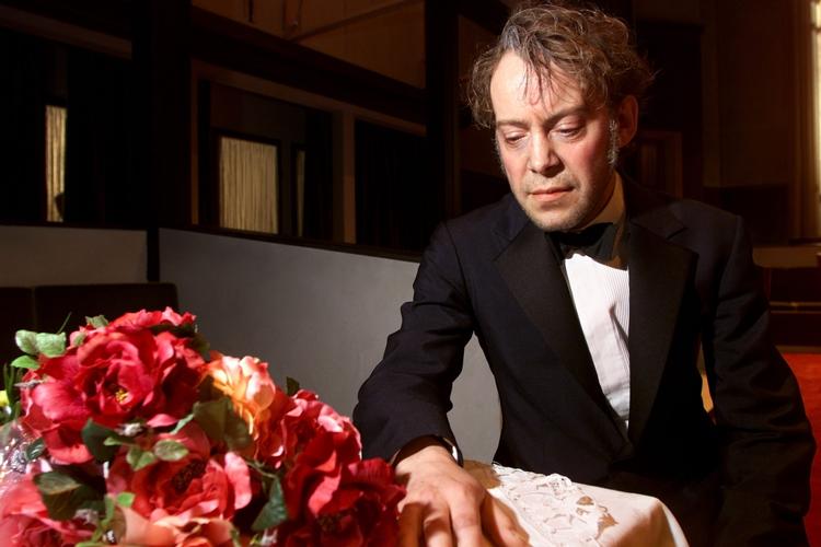 Teater. Søren Sætter-Lassen blev opereret lørdag på Rigshospitalet og skal bære korset i tre måneder på grund af ulykken på nationalscenen. Her ses han i en tidligere forestilling, 'Onkel Vanja'. 