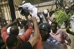 Angreb. Politi forsøgte tidligere i dag at forhindre tusindvis af demonstranter i at storme den tyske ambassade i Khartoum, Sudan. Efter kort tid måtte politiet trække sig ud. 