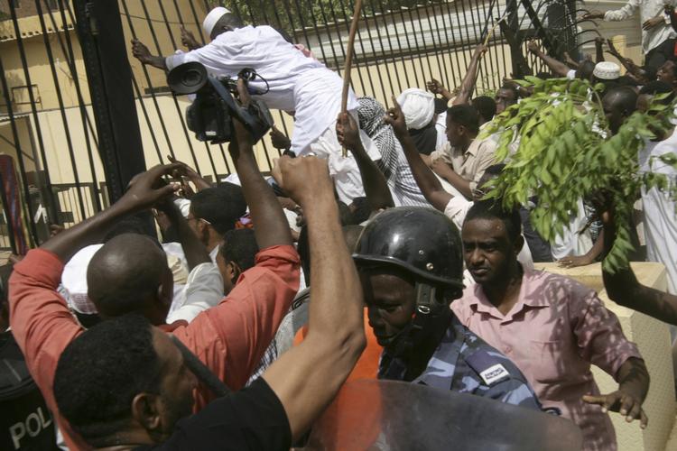 Angreb. Politi forsøgte tidligere i dag at forhindre tusindvis af demonstranter i at storme den tyske ambassade i Khartoum, Sudan. Efter kort tid måtte politiet trække sig ud. 