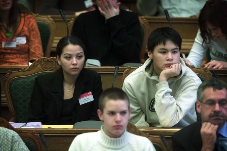 Ungdomsdyrkelse. Hvert år arrangerer Folketinget 'Ungdomsparlamentet', hvor folkeskoleelever kan prøve kræfter med livet på Christiansborg. Men måske ligner arrangementet hverdagen på Borgen mere og mere. 