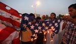 Vrede libyere afbrænder det amerikanske flag efter 