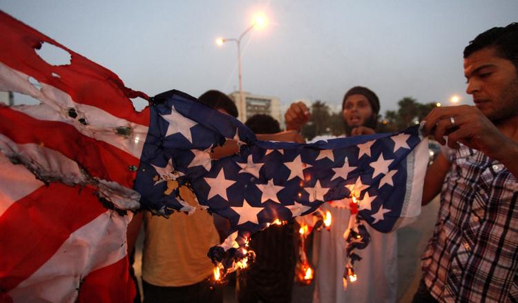 Vrede libyere afbrænder det amerikanske flag efter 