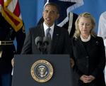 Ceremoni. Præsident Barack Obama og udenrigsminister Hillary Clinton holdt tale ved en ceremoni i Andrews-militærlufthavnen i Maryland, hvor fire kister blev bragt til rustvogne.Ceremoni. Præsident Barack Obama og udenrigsminister Hillary Clinton holdt tale ved en ceremoni i Andrews-militærlufthavnen i Maryland, hvor fire kister blev bragt til rustvogne. 