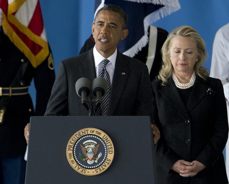 Ceremoni. Præsident Barack Obama og udenrigsminister Hillary Clinton holdt tale ved en ceremoni i Andrews-militærlufthavnen i Maryland, hvor fire kister blev bragt til rustvogne.Ceremoni. Præsident Barack Obama og udenrigsminister Hillary Clinton holdt tale ved en ceremoni i Andrews-militærlufthavnen i Maryland, hvor fire kister blev bragt til rustvogne. 