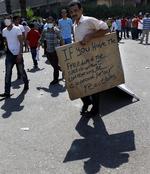 Ytringsfrihed? En egyptisk demonstrant i Kairo holder et skilt, hvor der groft oversat står: 'Hvis I har jeres ytringsfrihed uden begrænsninger, så vær klar til vores reaktioner'. 