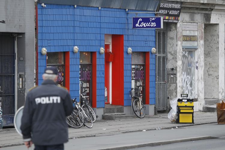 Afspærret. Politiet har spærret Nørrebrogade af fra Dronning Louises Bro og frem til Fælledvej efter knivstikkeriet i morges. 