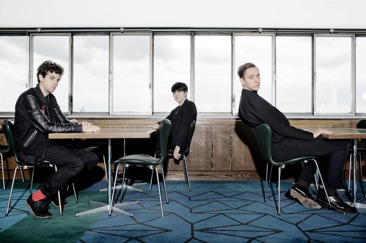 SORT I SORT. Med undtagelse af Jamie Smiths røde sokker, der  skyldtes, at en  kuffert forsvandt i lufthavnen, er der ingen slinger i  valsen i The xx’s tøjvalg. 