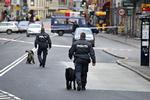 Knivdrab. Politiet leder efter spor på Nørrebrogade i timerne efter masseslagsmålet på morgenværtshuset Café Louise på Nørrebro. 