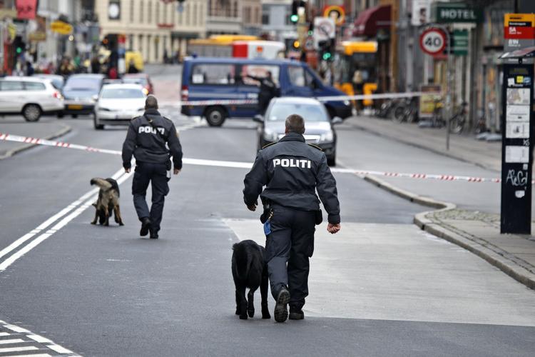 Knivdrab. Politiet leder efter spor på Nørrebrogade i timerne efter masseslagsmålet på morgenværtshuset Café Louise på Nørrebro. 