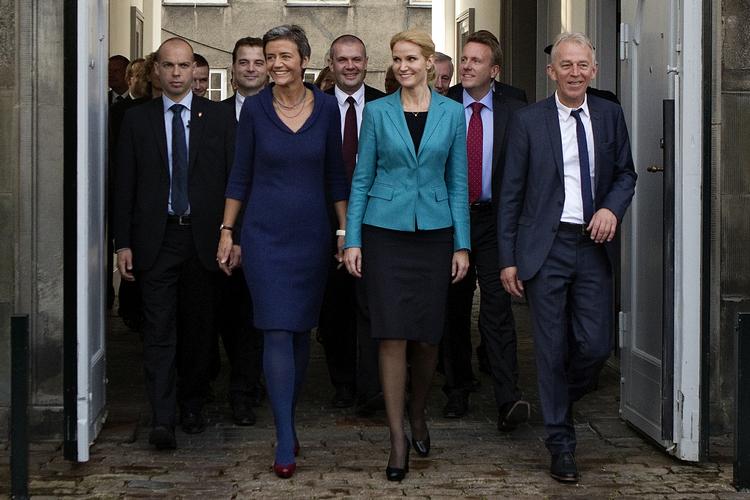 Historisk. Der var smil på, da regeringen blev præsenteret for befolkningen første gang. 
