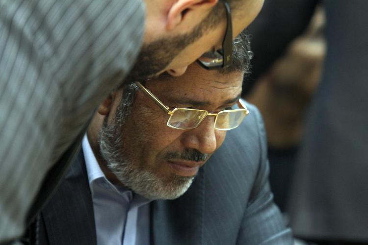 Farao. Ægyptens præsident, Mohammed Morsi, konfererer med en hjælper under hans kampagne i juni. 