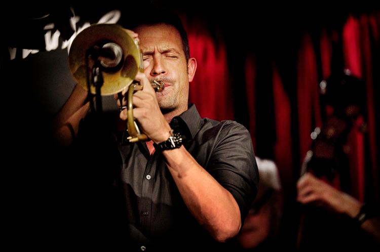 blændende. Den danske rytmegruppe, der bakkede Till Brönner op, var forrygende  veloplagt. Men der var ikke tvivl om, hvem aftenens stjerne var. 