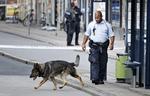 Efterforskning. Politiet under efterforskningen i går formiddag efter masseslagsmålet og det efterfølgende knivdrab ved morgenværtshuset Café Louise på Nørrebro. 