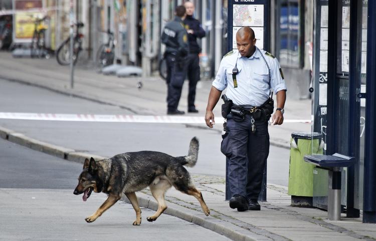 Efterforskning. Politiet under efterforskningen i går formiddag efter masseslagsmålet og det efterfølgende knivdrab ved morgenværtshuset Café Louise på Nørrebro. 
