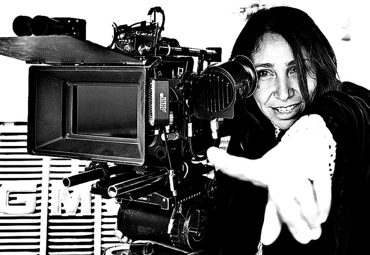 risikabelt. Haifaa al-Mansour måtte et par gange gemme sig i en varevogn under optagelserne til  'Wadjda' og instruere via walkie-talkie for ikke at vække for meget opsigt i Riyadh. 