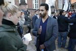 Demonstration. Talsmanden for Hizb ut-Tahrir, Chadi Freigeh, forklarer sig under optakten til demonstrationen på Østerbro i eftermiddag. 