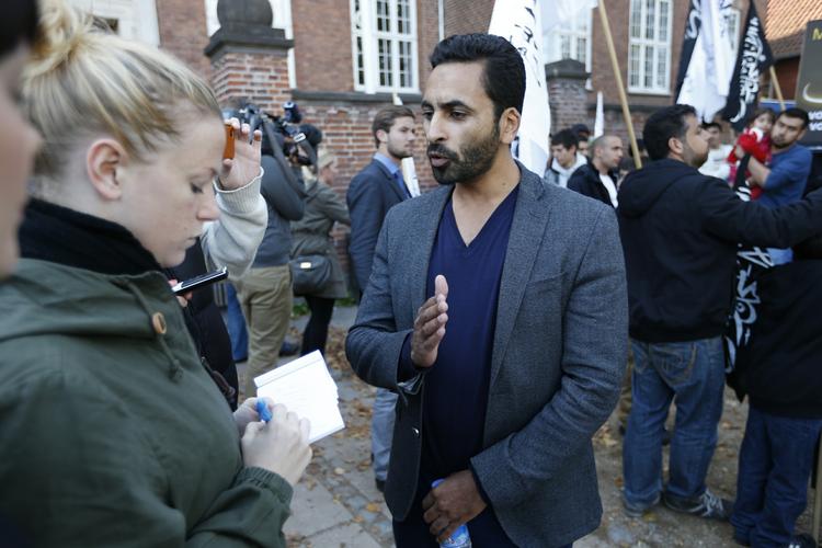 Demonstration. Talsmanden for Hizb ut-Tahrir, Chadi Freigeh, forklarer sig under optakten til demonstrationen på Østerbro i eftermiddag. 