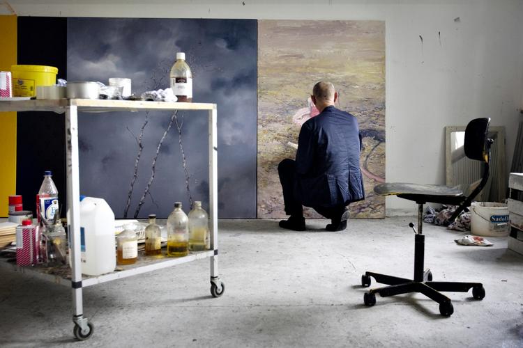 Krisesalg. En større samling af danske Michael Kviums værker er i blandt dem, der er sat til salg. 