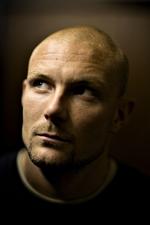 Rapper. »Intet sted i verden bliver der spist mere remoulade. Og det sjove er, at jeg føler mig tryg i det miljø«, siger Rapperen Emil Simonsen alias Orgi-E om forstaden. 