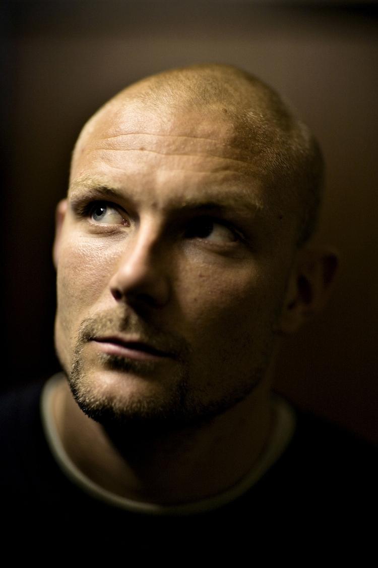 Rapper. »Intet sted i verden bliver der spist mere remoulade. Og det sjove er, at jeg føler mig tryg i det miljø«, siger Rapperen Emil Simonsen alias Orgi-E om forstaden. 