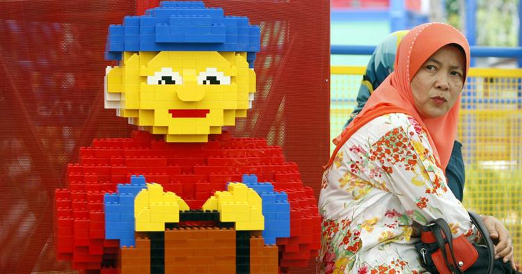 KLODSMAJOR. Asiens første Legoland er netop åbnet. Det er Legomanden til venstre. 