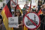 Anti-islamisk. Demonstranter på gaden i Berlin med teksten 'Stop islamiseringen' på skiltet. 