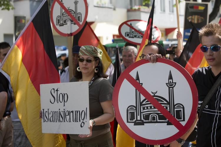 Anti-islamisk. Demonstranter på gaden i Berlin med teksten 'Stop islamiseringen' på skiltet. 