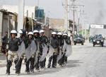 vagtsomme. Afghanske betjente på vagt i Kabul under dagens demonstrationer mod Muhammed-filmen. 