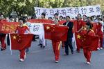 TVIST. Demonstranter gik i dag forbi den japanske ambassade i Beijing med krav om, at Japan retunerer øgruppen til Kina. 