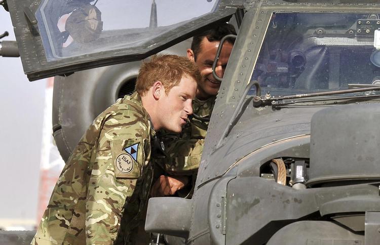 udstationeret. Prins Harry er nummer tre i den britiske tronarvefølge. I øjeblikket er han udstationeret i Afghanistan, hvor han flyver helikopter. 