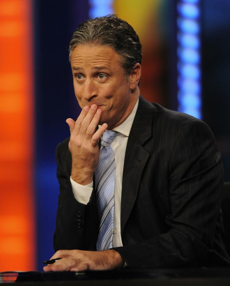 Live. Jon Stewart fra The Daily Show går i clich med den konservative Bill O'Reilly fra Fox i en 90-minutter lang debat, der kopierer formen fra præsidentvalgene. 