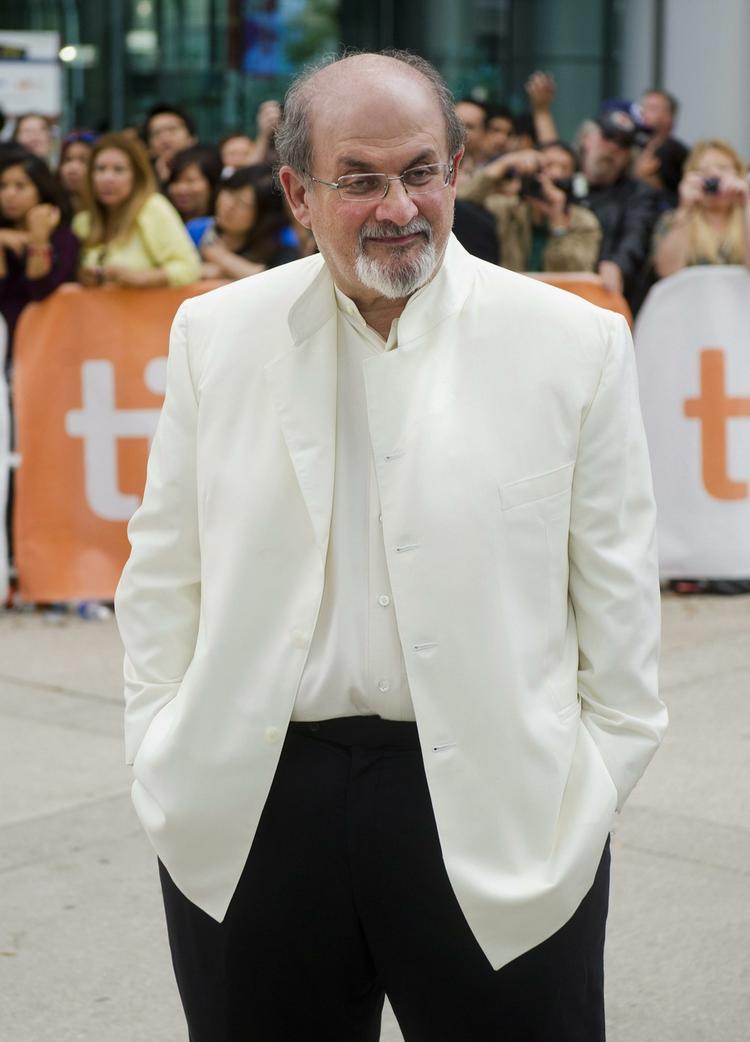 1988. Fatwaen mod Rushdie blev oprindeligt udstedt efter udgivelsen af romanen 'De sataniske vers'. 