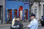 EFTERFORSKNING. Politiet havde kriminalteknikere på gerningsstedet i lørdags umiddelbart efter knivdraget på en ghanesisk mand på Nørrebro. 