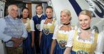OKTOBERFEST. Personalet hos Lufthansa fejrer udgave nummer 202 af den tyske Oktoberfest. Tubaerne og det skummende øl må du tænke dig til. 