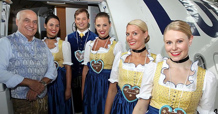 OKTOBERFEST. Personalet hos Lufthansa fejrer udgave nummer 202 af den tyske Oktoberfest. Tubaerne og det skummende øl må du tænke dig til. 