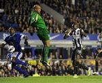 2-2. Demba Ba (t.h.) scorede begge Newcastles mål i en kamp, hvor Everton med god grund følte sig snydt. 