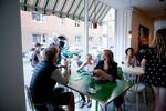 Børnevenligt. Midt i et område plaget af bander, er Saks Cafe åbnet og byder på brød fra Nordisk Brødhus på Rantzausgade, Hansen Is og morgenkaffe. 
